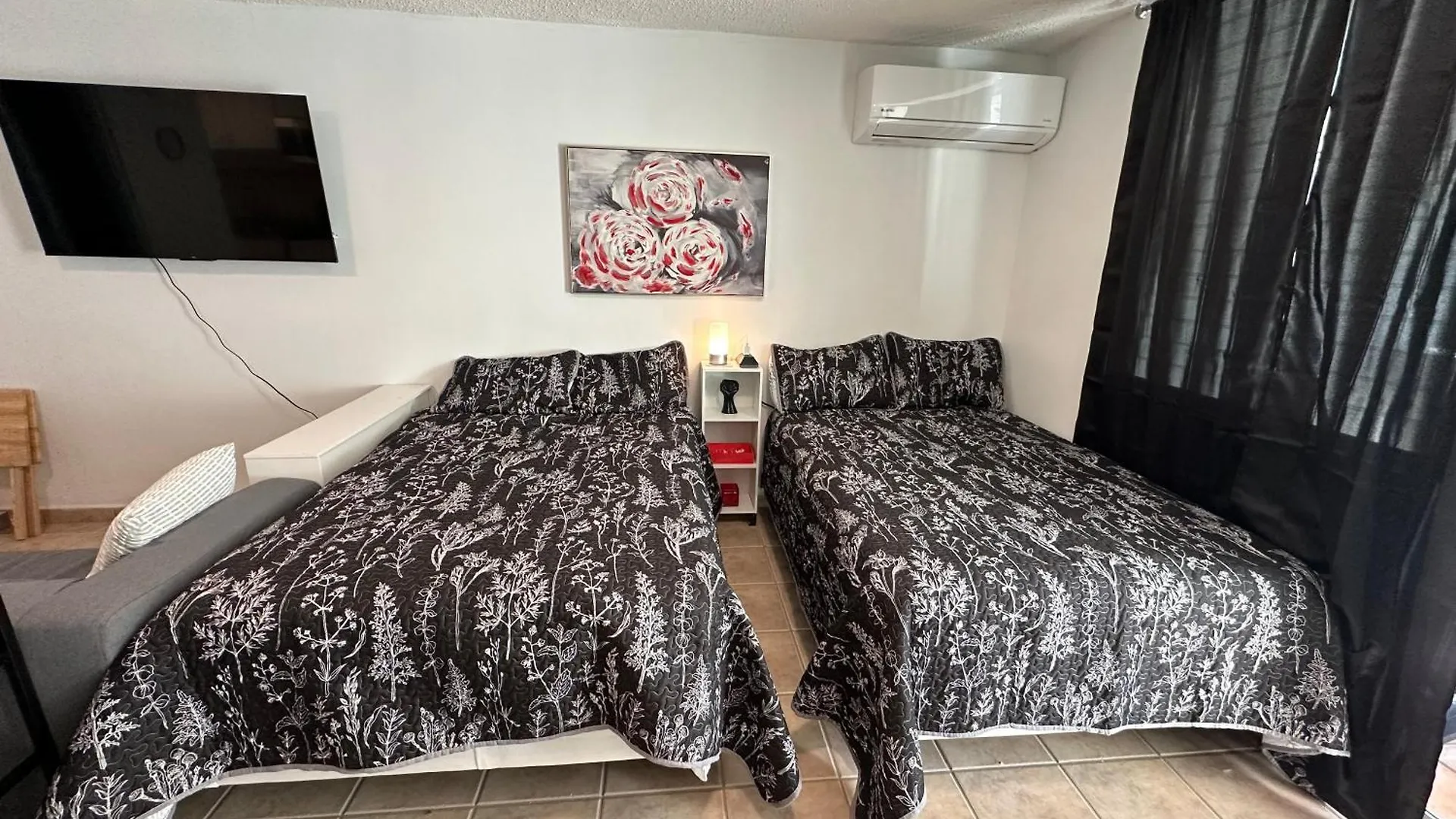 Beachfront Studio Apt W/ Full Kitchen & Pool Isabela
